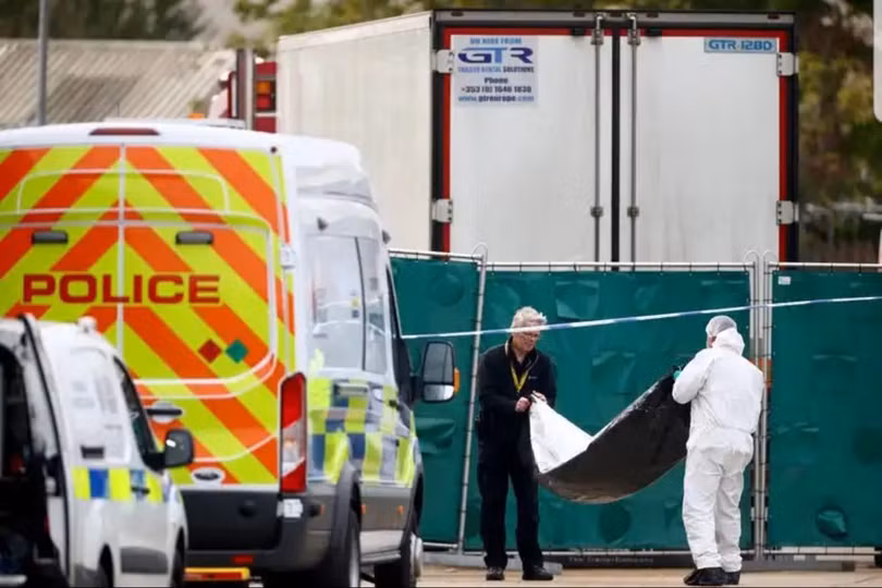 Cảnh sát đang điều tra vụ 39 thi thể được phát hiện trong một chiếc xe tải ở Essex (Ảnh: Reuters)