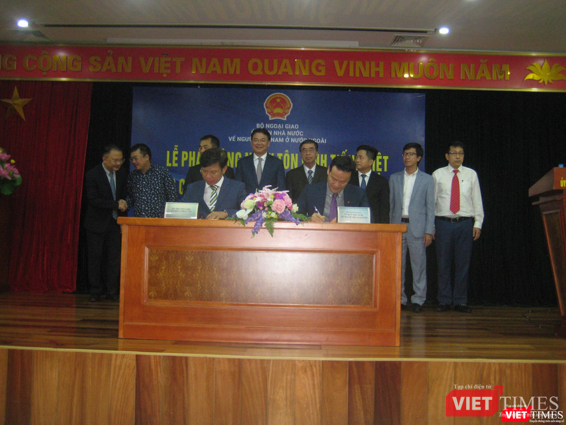 Ông Mai Phan Dũng – Phó Chủ nhiệm Uỷ ban về người Việt Nam ở nước ngoài (bên phải) và PGS TS Hoàng Anh Tuấn - Hiệu trưởng Trường Đại học Khoa học Xã hội và Nhân văn - Đại học Quốc gia Hà Nội ký kết hợp tác