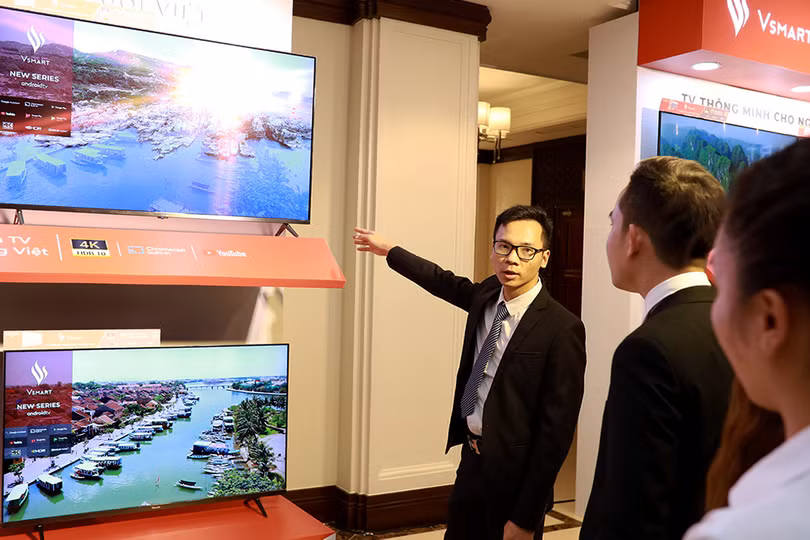 Đại diện VinSmart giới thiệu tivi cho khách thăm quan