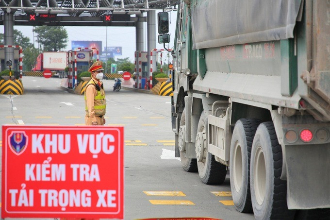 canh sat kiem tra trong tai xe.jpg