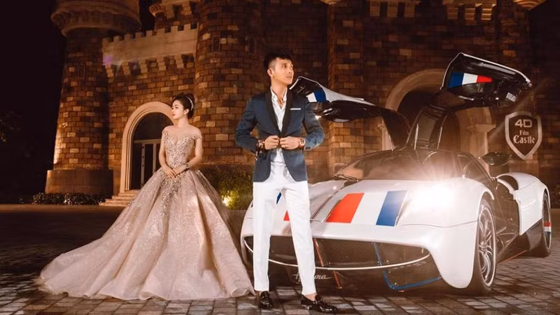 Minh Nhựa và vợ đứng trước chiếc Pagani Huayra