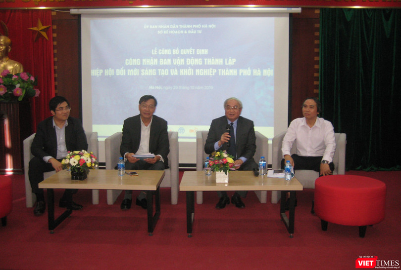 Nguyên Bộ trưởng Hoàng Văn Phong cùng các diễn giả trong phần giao lưu tại hội thảo