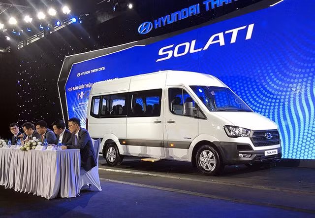 Trong khi phân khúc xe du lịch còn phụ thuộc nhiều vào nguồn xe nhập khẩu thì gần như toàn bộ phân khúc xe khách đã được lắp ráp trong nước.