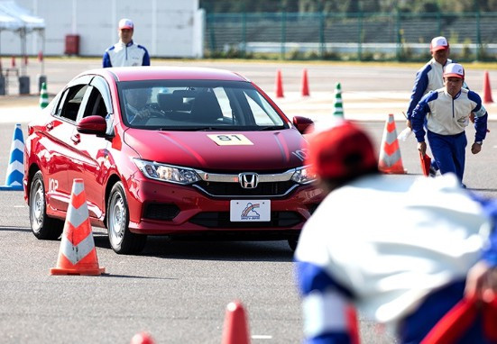 Phần thi cảm nhận không gian xe ô tô tại Hội thi Hướng dẫn viên Lái xe an toàn 2019. 