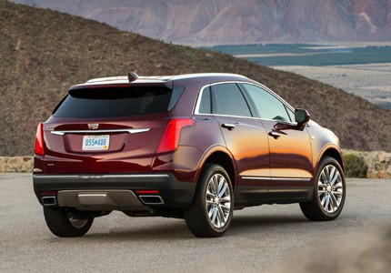 5.Cadillac XT5 2017: Đây là mẫu xe quan trọng nhất của nhãn hiệu Cadillac cạnh trang trong phân khúc crossover hạng sang với thiết kế nội ngoại thất phong cách sang trọng, cụm đèn pha có hình dạng độc đáo. Xe sử dụng khối động cơ V6, dung tích 3,6 lít, sản sinh công suất tối đa khoảng 310 mã lực và mô-men xoắn cực đại 270 lb-ft. Sức mạnh được truyền tới bánh thông qua hộp số tự động 8 cấp mới.