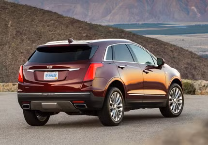 5.Cadillac XT5 2017: Đây là mẫu xe quan trọng nhất của nhãn hiệu Cadillac cạnh trang trong phân khúc crossover hạng sang với thiết kế nội ngoại thất phong cách sang trọng, cụm đèn pha có hình dạng độc đáo. Xe sử dụng khối động cơ V6, dung tích 3,6 lít, sản sinh công suất tối đa khoảng 310 mã lực và mô-men xoắn cực đại 270 lb-ft. Sức mạnh được truyền tới bánh thông qua hộp số tự động 8 cấp mới.