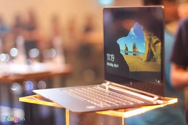 HP Spectre: Đem lại nhiều cảm xúc cho những người lần đầu cầm máy với độ mỏng ấn tượng chỉ 10,4 mm, nặng 1,11 kg, khung máy được làm bằng hợp kim nhôm, các chi tiết nhỏ đều được mài giũa tinh xảo cho độ hoàn thiện cao. HP Spectre: Đem lại nhiều cảm xúc cho những người lần đầu cầm máy với độ mỏng ấn tượng chỉ 10,4 mm, nặng 1,11 kg, khung máy được làm bằng hợp kim nhôm, các chi tiết nhỏ đều được mài giũa tinh xảo cho độ hoàn thiện cao.
