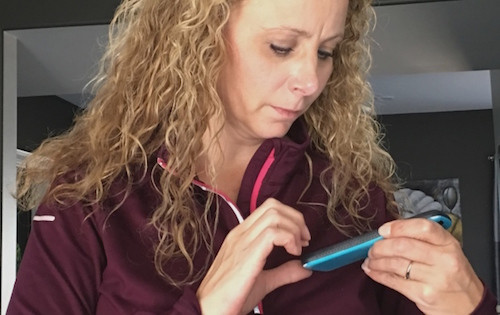 Trina Rae Wiegers muốn Apple sửa lỗi miễn phí chiếc iPhone của cô.