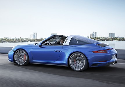 8.Porsche 911 Targa 4 2017: Sản phẩm sở hữu khối động cơ mạnh mẽ 430 mã lực và gói Sport Chrono tiêu chuẩn cho hiệu suất cao hơn đồng thời mang lại cảm giác lái ưu việt bởi tính năng thể thao đỉnh cao. Đây là đại diện hoàn hảo cho sự thành công của hãng Porsche trên thị trường xe thể thao, SUV hạng sang toàn thế giới.