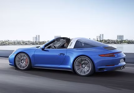 8.Porsche 911 Targa 4 2017: Sản phẩm sở hữu khối động cơ mạnh mẽ 430 mã lực và gói Sport Chrono tiêu chuẩn cho hiệu suất cao hơn đồng thời mang lại cảm giác lái ưu việt bởi tính năng thể thao đỉnh cao. Đây là đại diện hoàn hảo cho sự thành công của hãng Porsche trên thị trường xe thể thao, SUV hạng sang toàn thế giới.