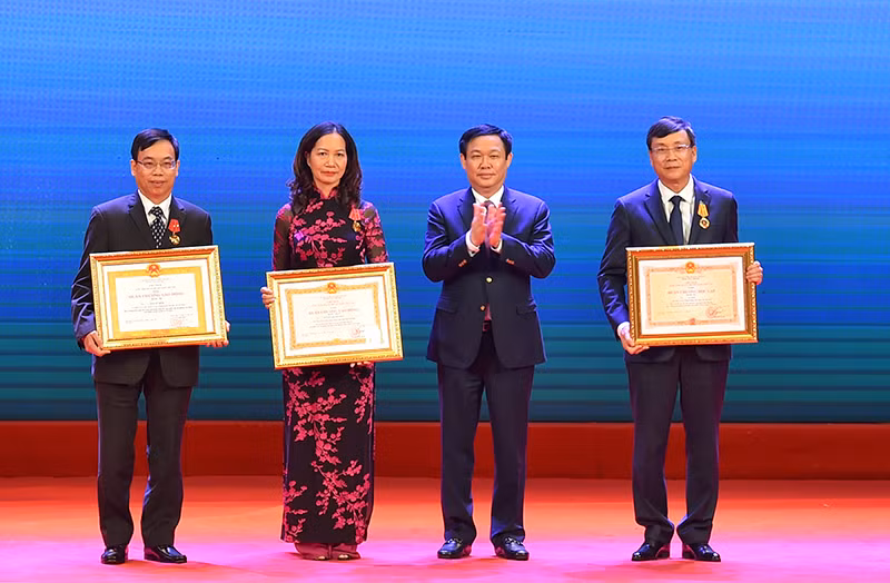 Phó Thủ tướng Vương Đình Huệ trao Huân chương Lao động hạng Nhất, hạng Nhì cho các cá nhân có thành tích xuất sắc - Ảnh: VGP/Quang Hiếu