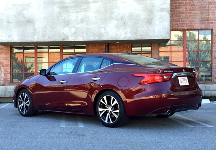 6.Nissan Maxima Platinum 2017: Mẫu xe này được sản xuất tại tiểu bangTennessee, Mỹ. Xe sở hữu kiểu dáng táo bạo cùng với một vài gói tùy chọn về khung gầm, hệ dẫn động, chi tiết trang trí để tăng sự lựa chọn cho khách hàng. Không có thay đổi nào đáng kể về động cơ so với phiên bản cũ, chiếc xe vẫn sử dụng động cơ V6 3.5 lít, có khả năng cho công suất đầu ra 300 mã lực và sử dụng hộp số vô cấp để dẫn động đến bánh trước.