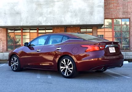 6.Nissan Maxima Platinum 2017: Mẫu xe này được sản xuất tại tiểu bangTennessee, Mỹ. Xe sở hữu kiểu dáng táo bạo cùng với một vài gói tùy chọn về khung gầm, hệ dẫn động, chi tiết trang trí để tăng sự lựa chọn cho khách hàng. Không có thay đổi nào đáng kể về động cơ so với phiên bản cũ, chiếc xe vẫn sử dụng động cơ V6 3.5 lít, có khả năng cho công suất đầu ra 300 mã lực và sử dụng hộp số vô cấp để dẫn động đến bánh trước.