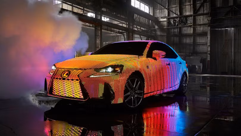 Một chiếc Lexus IS thế hệ 2017 khiến cho người xem phải hoa mắt trước những màn biến hoá không thể ngờ.