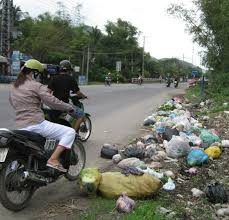 Phạt từ 5 - 7 triệu đồng đối với hành vi vứt, thải rác thải sinh hoạt trên vỉa hè, đường phố hoặc vào hệ thống thoát nước thải đô thị hoặc hệ thống thoát nước mặt trong khu vực đô thị.