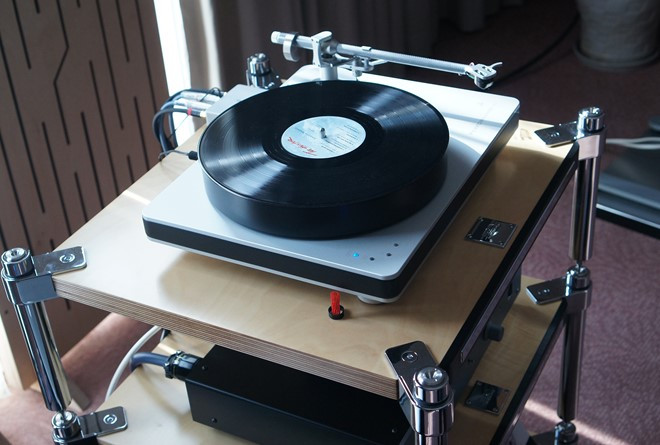 Không thể thiếu tại triển lãm âm thanh đẳng cấp này là các loại đầu đĩa than hoặc đầu đọc đĩa CD thông dụng. Tất nhiên, đây đều là các thiết bị đắt tiền. Các nhà phân phối cũng tranh thủ bày bán đĩa than hoặc đĩa CD chất lượng cao đến người dùng ngay tại sự kiện.