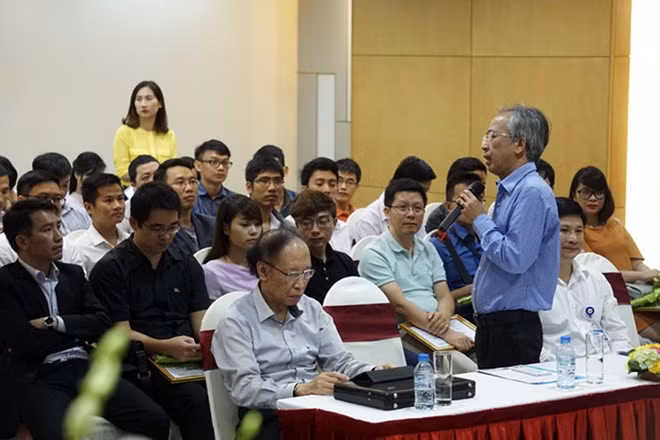 Tiến sỹ Nguyễn Long giao lưu cùng các tác giả lọt vào Chung khảo Nhân tài Đất Việt. (Nguồn: BTC)