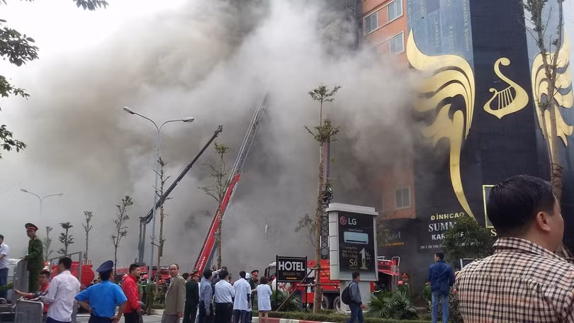 Lực lượng chữa cháy cố gắng dập lửa đám cháy chiều 1/11- (Ảnh: Tuổi Trẻ).