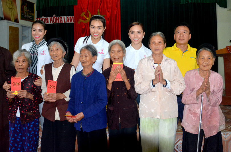 Ông Hoàng Việt Cường cùng Hoa hậu Phạm Hương, Á hậu Lệ Hằng và Á hậu Thiên Lý trao hơn 200 phần quà đến người dân xã đảo Xuân Giang.