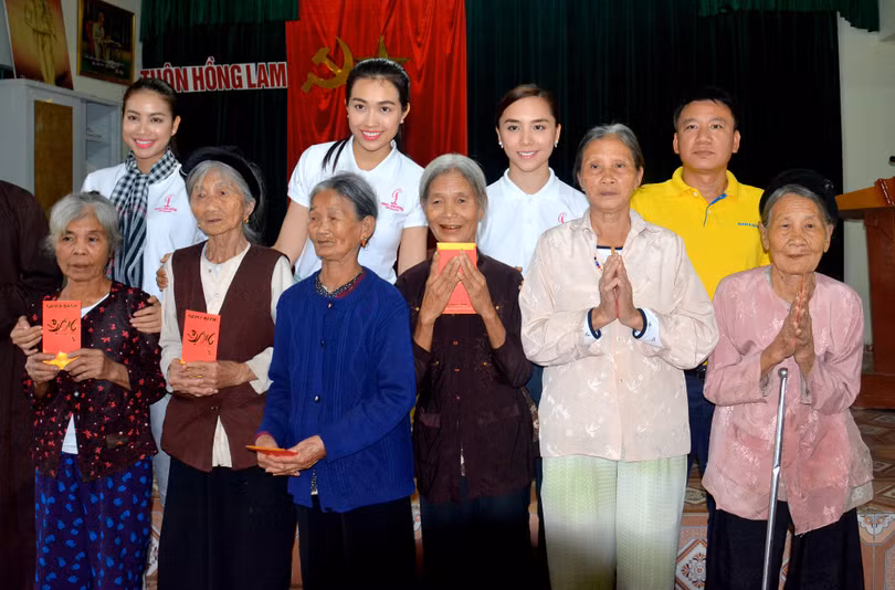 Ông Hoàng Việt Cường cùng Hoa hậu Phạm Hương, Á hậu Lệ Hằng và Á hậu Thiên Lý trao hơn 200 phần quà đến người dân xã đảo Xuân Giang.