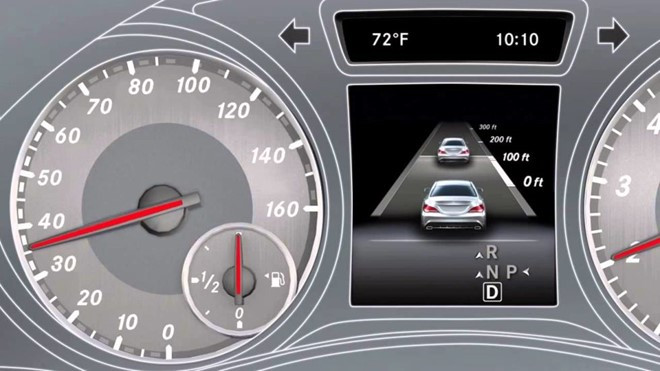 Hệ thống điều khiển hành trình sử dụng radar (2000):Hệ thống điều khiển hành trình hiện đại được phát minh vào năm 1945 bởi kỹ sư cơ khí khiếm thị Ralph Teetor. Năm 2000, Mercedes-Benz đã nâng cấp công nghệ điều khiển trên chiếc 2000 S-Class. Hệ thống điều khiển hành trình sử dụng radar giúp người lái kiểm soát tốc độ, thoải mái hơn trên những hành trình dài với vận tốc không đổi.