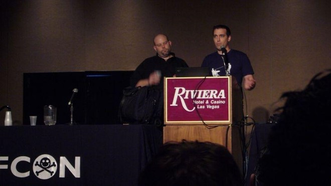 Hansen (phải) với biệt danh "Rsnake" nổi tiếng trong giới bảo mật. Hansen (phải) với biệt danh "Rsnake" nổi tiếng trong giới bảo mật.