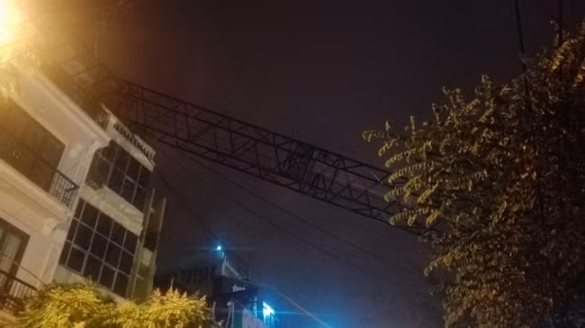 Cần cẩu cỡ lớn bất ngờ đổ sập, đè vào nhà số 80 và 82 phố Thuỵ Khuê phía đối diện- (Ảnh: Đình Khương).