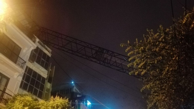 Cần cẩu cỡ lớn bất ngờ đổ sập, đè vào nhà số 80 và 82 phố Thuỵ Khuê phía đối diện- (Ảnh: Đình Khương).