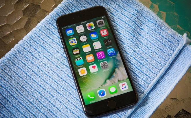 Máy hay treo: Dù sử dụng cấu hình mạnh nhất và nâng cấp lên iOS 10, lỗi treo máy và giật lag vẫn xảy ra với những người dùng iPhone 7 và Plus. Lỗi này được cho là đến từ phần mềm, khi iOS 10 vẫn chưa thực sự ổn định như những phiên bản trước đó. Máy hay treo: Dù sử dụng cấu hình mạnh nhất và nâng cấp lên iOS 10, lỗi treo máy và giật lag vẫn xảy ra với những người dùng iPhone 7 và Plus. Lỗi này được cho là đến từ phần mềm, khi iOS 10 vẫn chưa thực sự ổn định như những phiên bản trước đó.