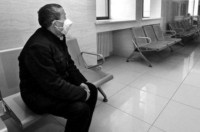 Trong hình là một người cha đang chờ con ngoài phòng bệnh. Con của người đàn ông này học Đại học giao thông Tây An, mất liên lạc với gia đình từ tháng 10/2012. Đầu năm 2016, chàng thanh niên này phải nhập viện do suy nhược cơ thể, chỉ còn nặng 27 kg. Lúc này, cậu mới thông báo cho bệnh viện địa chỉ liên lạc của gia đình để gọi bố mẹ tới.