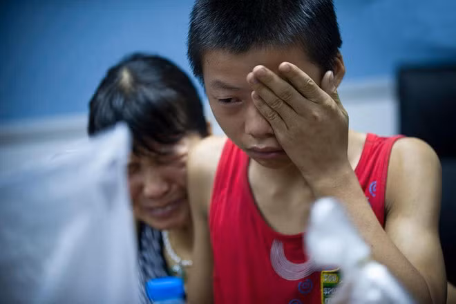 Năm 2014, một học sinh trung học cơ sở ở Thâm Quyến tên Wang Sheng mất liên lạc với gia đình trong 13 ngày. Sau đó, cậu bé được cảnh sát tìm thấy trong một quán cafe Internet. Wang Sheng cho biết cậu không thể chịu đựng được cha và mẹ kế của mình vì thường xuyên bị đánh đập và cậu không muốn về nhà. Cậu cho biết, những ngày 