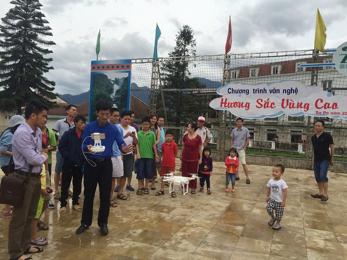 Ông Cường trình diễn thiết bị bay trên Sapa.