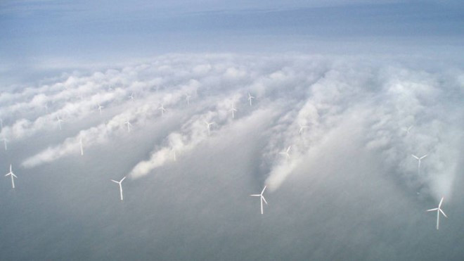 5. Điều khiển thời tiết:Mặc dù không kiểm soát được hoàn toàn nhưng con người đang thay thế mẹ thiên nhiên từng bước điều khiển thời tiết. Nhằm duy trì thế vận hội mùa hè 2008 ở Bắc Kinh, chính phủ Trung Quốc đã bắn 1.100 quả tên lửa để kích hoạt các trận mưa lớn trước khi một cơn bão kịp đổ bộ. Thậm chí, một số nhà khoa học còn tiến hành bắn tia xung kích laser vào mây sét với hy vọng rút chúng ra thành từng sợi một cách có kiểm soát. Trong tương lai, các kỹ sư thời tiết có thể xây dựng những bức tường lớn hoặc trang trại cối xay gió để ngăn chặn sự hình thành lốc xoáy và giảm thiểu thiệt hại… Và xa hơn nữa, con người sẽ xây dựng những cỗ máy thời tiết có khả năng tạo ra một bầu không khí được lập trình sẵn với mức nắng, lượng mưa, hướng gió đều được tính toán trước.