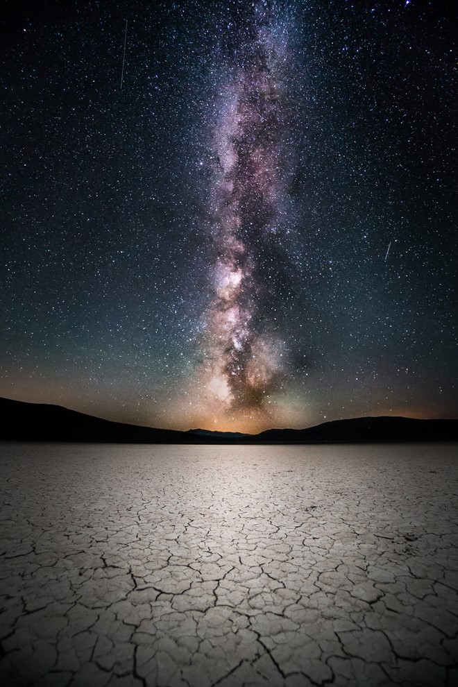Bức ảnh mang tên "Desert Sky" là khung cảnh đối lập giữa bầu trời đêm huyền ảo và mặt đất khô cằn.
