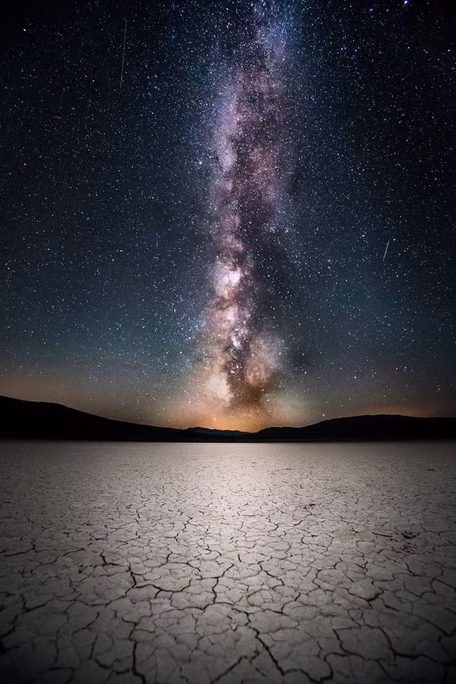 Bức ảnh mang tên "Desert Sky" là khung cảnh đối lập giữa bầu trời đêm huyền ảo và mặt đất khô cằn. Bức ảnh mang tên "Desert Sky" là khung cảnh đối lập giữa bầu trời đêm huyền ảo và mặt đất khô cằn.