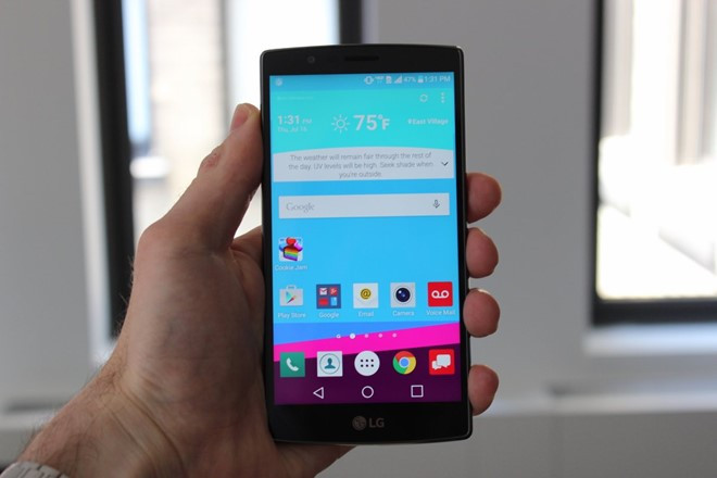 4. Tùy biến:Giao diện của iOS đã được khóa chặt, cho rất ít khả năng tùy biến sản phẩm. MacWorld đánh giá "Android tùy biến, thay đổi giao diện, thêm widget dễ dàng hơn rất nhiều so với iPhone...", người dùng cơ bản cũng khó lòng thay thế chủ đề, màu sắc theo ý thích trên iPhone. 4. Tùy biến:Giao diện của iOS đã được khóa chặt, cho rất ít khả năng tùy biến sản phẩm. MacWorld đánh giá "Android tùy biến, thay đổi giao diện, thêm widget dễ dàng hơn rất nhiều so với iPhone...", người dùng cơ bản cũng khó lòng thay thế chủ đề, màu sắc theo ý thích trên iPhone.