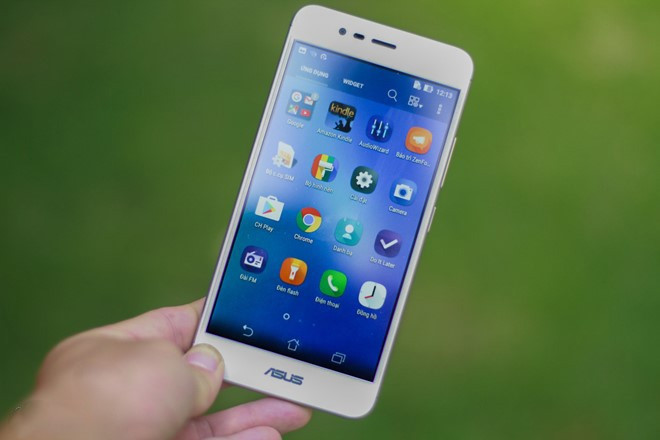 Asus Zenfone 3 Max(pin 4.100 mAh, giá 4,5 triệu đồng): So với Zenfone Max, bản 3 Max có ngoại hình bắt mắt hơn nhiều với vỏ kim loại, kiểu dáng thanh mảnh hơn. Tuy nhiên, cũng vì thế mà thời lượng pin của máy giảm xuống còn 4.100 mAh. Zenfone 3 Max cũng có tính năng sạc dự phòng, thời gian chờ một tháng và đàm thoại 20 tiếng liên tục. Thiết bị có cấu hình khá với cảm biến vân tay, RAM 3 GB, dung lượng 32 GB và hỗ trợ 4G LTE. Asus Zenfone 3 Max(pin 4.100 mAh, giá 4,5 triệu đồng): So với Zenfone Max, bản 3 Max có ngoại hình bắt mắt hơn nhiều với vỏ kim loại, kiểu dáng thanh mảnh hơn. Tuy nhiên, cũng vì thế mà thời lượng pin của máy giảm xuống còn 4.100 mAh. Zenfone 3 Max cũng có tính năng sạc dự phòng, thời gian chờ một tháng và đàm thoại 20 tiếng liên tục. Thiết bị có cấu hình khá với cảm biến vân tay, RAM 3 GB, dung lượng 32 GB và hỗ trợ 4G LTE.