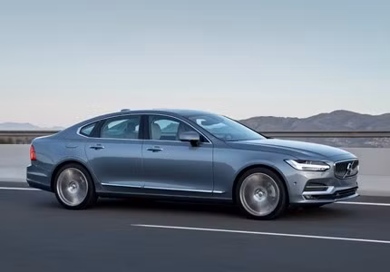 9. Volvo S90 2017: Chiếc sedan sang trọng tầm trung mới này sở hữu các chi tiết sang chảnh, mượt mà, đặc biệt là các tính năng bảo vệ an toàn cho người đi đường của Volvo. Xe có cùng kiến trúc với XC90 crossover SUV. S90 2017 được trang bị công nghệ có thể phát hiện người sang đường, người đi xe đạp và các động vật chạy trên đường. Hệ thống kiểm soát hành trình thông minh có thể phanh chủ động để tránh tai nạn. Đây là một trong những mẫu sedan an toàn bậc nhất, rất đáng để sở hữu.