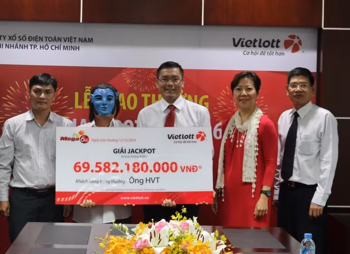 Người đàn ông đội tóc giả nhận thưởng Vietlott gần 70 tỷ đồng.