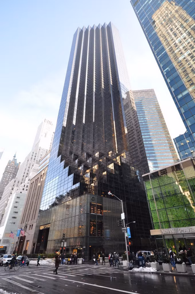 Nằm trên Đại lộ Số 5 ở Midtown Manhattan, thành phố New York, Tháp Trump (Trump Tower) là nơi sinh sống, làm việc cũng như đại bản doanh cho chiến dịch tranh cử Tổng thống Mỹ năm 2016 của ông Donald Trump.