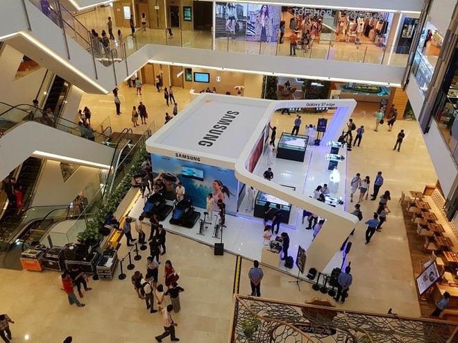 Với khẩu độ lớn nhất trong các dòng smartphone tầm trung f/1.9, những bức ảnh chụp thiếu sáng của thiết bị này có chất lượng tốt, không bị nhiễu và có sự tương phản rõ rệt.