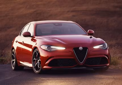 10. Alfa Romeo Giulia Quadrifoglio 2017: Đâykhông chỉ là mẫu xe mang đậm chất thể thao mà còn có thiết kế đẹp, lãng mạn và sang trọng. Chiếc xe thể hiện tính cách mạng trong phân khúc xe hạng sang cỡ nhỏ tại thị trường Mỹ với sự thay đổi trong phong cách thiết kế, nâng cấp nhiều tính năng.