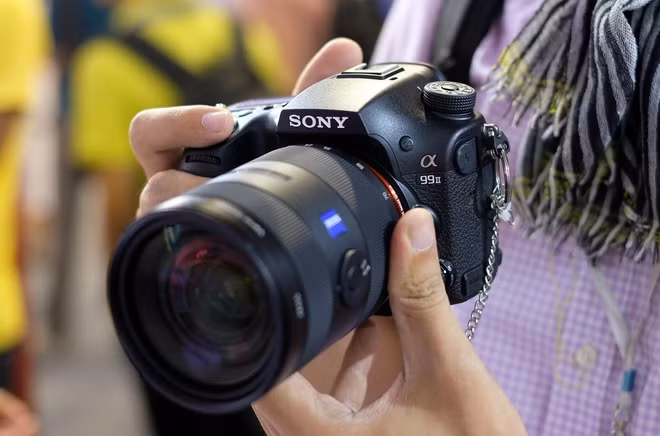 Hệ thống lấy nét của máy bao gồm 79 điểm trên cảm biến PDAF chuyên dụng và 399 điểm khác tích hợp sẵn trên cảm biến. Sony gọi đây là hệ thống Hybrid Cross AF có thể hoạt động ở mức -4 EV. Body làm bằng hợp kim ma-giê và nhỏ hơn 8% so với model tiền nhiệm. Tuy nhiên, cảm giác cầm máy lại chưa đầm chắc như 5D Mark IV hay Nikon D810.