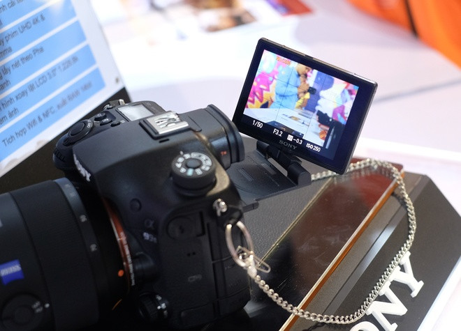 Với A99 II, màn hình có thể xoay ngược về phía trước và tự đảo chiều để người dùng chụp chân dung. Máy có thể chụp liên tiếp 12 hình mỗi giây ở chế độ bắt nét lại liên tục.