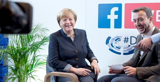 Trực tiếp từ Facebook:Dù xuất hiện khá trễ, Facebook Live ngay lập tức tạo tiếng vang, và tỏ ra là công cụ nội dung hiệu quả. So sánh với các công cụ khác, Facebook Live cho cảm giác gần gũi hơn với người dùng, hoàn toàn không chỉnh sửa, cho phép tương tác trực tiếp từ khắp nơi trên thế giới. Mang Live lên một tầm cao mới, Facebook đang thách thức trực tiếp nhiều phương tiện truyền thống.