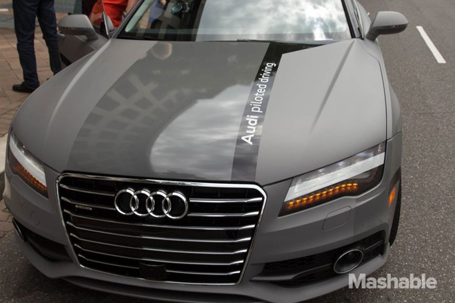 Sự trỗi dậy của xe tự lái cao cấp:Trong năm qua, nhiều nhà sản xuất tung các phiên bản xe tự lái cao cấp: Tesla, Uber không ngần ngại thử nghiệm xe tự lái ở các thành phố lớn. Audi, GM khoe mẽ hàng loạt công nghệ mới. Apple ồn ào đầu năm với dự án "Project Titan", nhưng ngừng lại vào cuối năm. Đây cũng là năm mà hàng loạt sự cố liên quan đến xe tự lái diễn ra, thậm chí gây chết người. 2016 là năm mà xe tự lái bùng nổ, nhưng đường đến sử dụng rộng rãi của chúng vẫn còn xa.