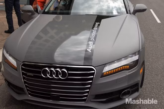 Sự trỗi dậy của xe tự lái cao cấp:Trong năm qua, nhiều nhà sản xuất tung các phiên bản xe tự lái cao cấp: Tesla, Uber không ngần ngại thử nghiệm xe tự lái ở các thành phố lớn. Audi, GM khoe mẽ hàng loạt công nghệ mới. Apple ồn ào đầu năm với dự án "Project Titan", nhưng ngừng lại vào cuối năm. Đây cũng là năm mà hàng loạt sự cố liên quan đến xe tự lái diễn ra, thậm chí gây chết người. 2016 là năm mà xe tự lái bùng nổ, nhưng đường đến sử dụng rộng rãi của chúng vẫn còn xa. Sự trỗi dậy của xe tự lái cao cấp:Trong năm qua, nhiều nhà sản xuất tung các phiên bản xe tự lái cao cấp: Tesla, Uber không ngần ngại thử nghiệm xe tự lái ở các thành phố lớn. Audi, GM khoe mẽ hàng loạt công nghệ mới. Apple ồn ào đầu năm với dự án "Project Titan", nhưng ngừng lại vào cuối năm. Đây cũng là năm mà hàng loạt sự cố liên quan đến xe tự lái diễn ra, thậm chí gây chết người. 2016 là năm mà xe tự lái bùng nổ, nhưng đường đến sử dụng rộng rãi của chúng vẫn còn xa.