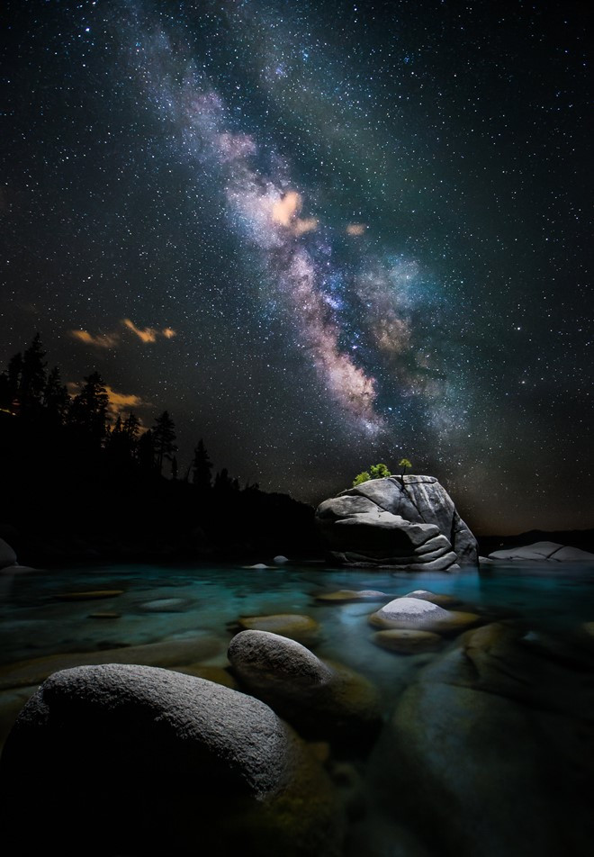 Để ra một tác phẩm cuối cùng, tác giả phải chồng từ 20-30 tấm ảnh ở cùng 1 góc chụp.