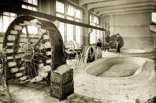 Nokia: Đến nay, cái tên Nokia đã có gần 150 tuổi và hãng khởi nguồn là nhà máy bột giấy ở Phần Lan. Khoảng thời gian đầu, Nokia là công ty đa ngành, đa lĩnh vực. Năm 1967, các công ty con Nokia Ab, công ty cáp Phần Lan và công ty cao su Phần Lan được sáp nhập. Năm 1979, công ty điện thoại vô tuyến Mobira Oy được thành lập, sau đó thống nhất tên gọi là Nokia và kinh doanh điện thoại di động.