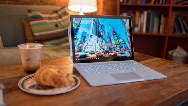 Microsoft Surface Book: Nét đẹp trong thiết kế của Surface Book nằm ở thân kim loại mỏng nhẹ và cân đối. Ngoài ra, khác với những chiếc máy tính xách tay truyền thống, màn hình của Surface Book có thể được tách rời, sử dụng như một tablet, hoặc gập ngược lại nhờ vào bộ phận bản lề khá linh hoạt.